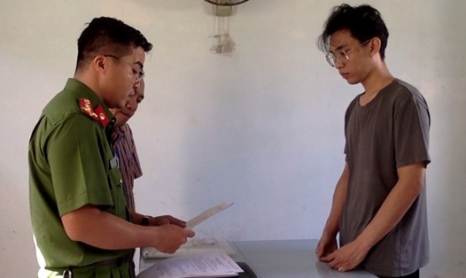 Công an thành phố Đà Nẵng thực hiện lệnh bắt tạm giam đối với Natus Temmaythawittayalert. Ảnh: Bảo Ngọc

