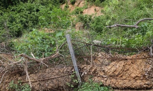 Nhiều vị trí tiềm ẩn nguy cơ sạt lở trên tuyến Hoàng Sa (TP Đà Nẵng). 
Ảnh: Nguyễn Linh