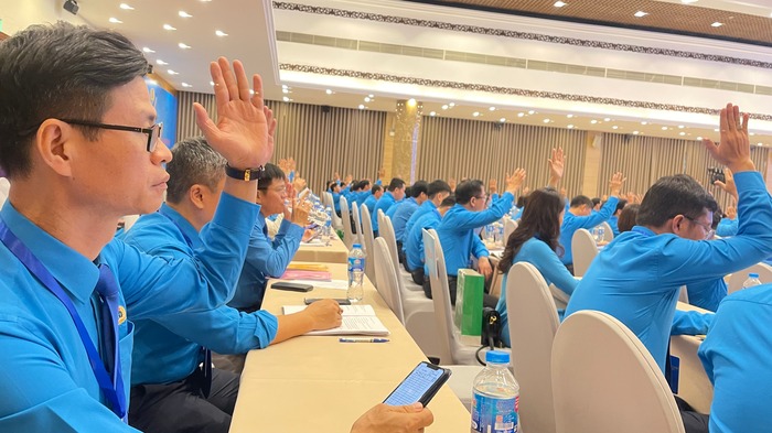 Các đại biểu biểu quyết bầu Đoàn Chủ tịch điều hành Đại hội XI Công đoàn Giao thông Vận tải Việt Nam. Ảnh: Hà Anh