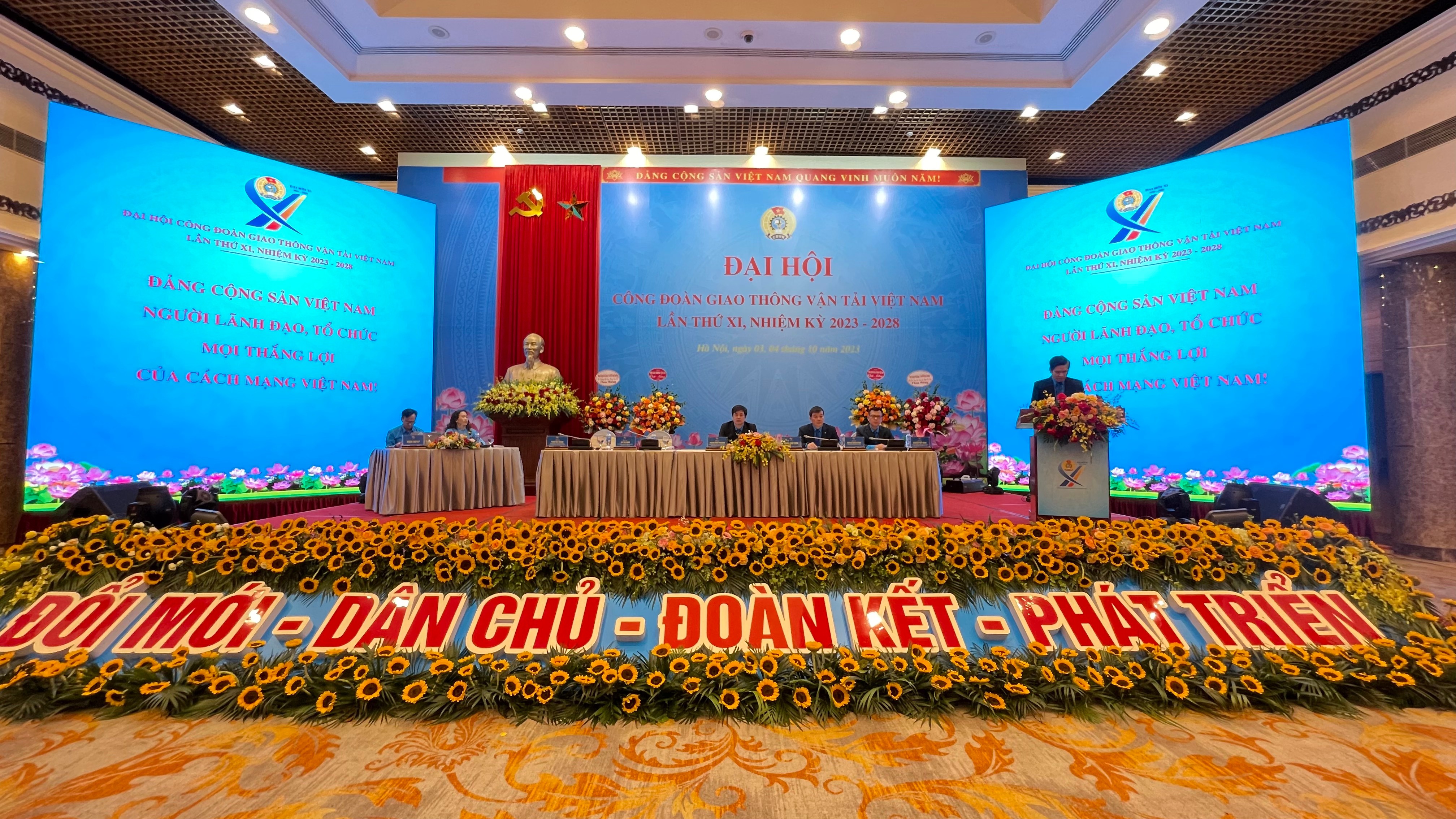 Đoàn Chủ tịch điều hành Đại hội XI Công đoàn Giao thông Vận tải Việt Nam, nhiệm kỳ 2023-2028. Ảnh: Hà Anh