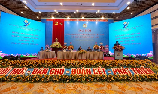 Đoàn Chủ tịch điều hành Đại hội XI Công đoàn Giao thông Vận tải Việt Nam, nhiệm kỳ 2023-2028. Ảnh: Hà Anh