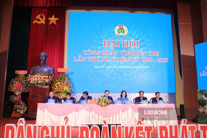 Đoàn chủ tịch Đại hội XI Công đoàn tỉnh Bến Tre, nhiệm kỳ 2023-2028. Ảnh: Thành Nhân