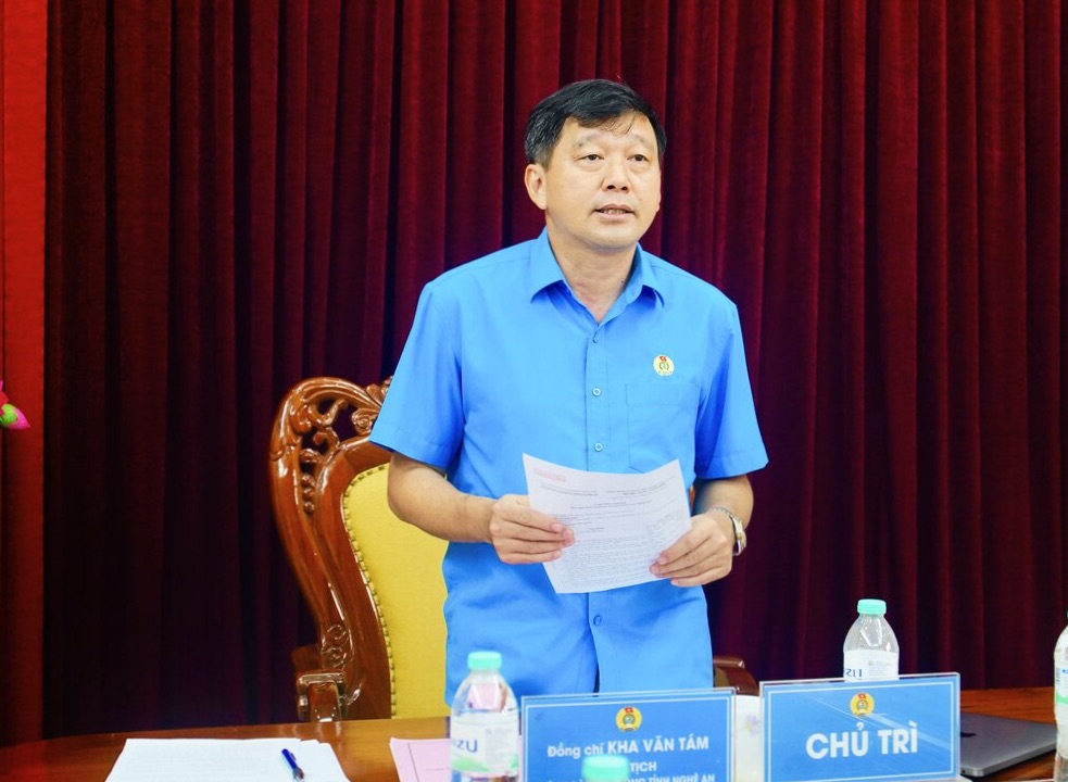 Ông Kha Văn Tám - Chủ tịch Liên đoàn Lao động tỉnh Nghệ An phát biểu kết luận hội nghị. Ảnh: Quỳnh Trang