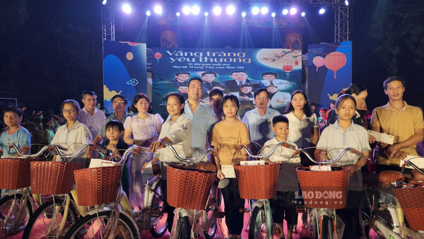 Trong đêm văn nghệ Trung thu “Vầng trăng yêu thương” diễn ra trên địa bàn xã Văn Môn tối 30.9, hàng trăm chiếc xe đạp và hàng trăm suất quà Trung thu đã được trao đến các em học sinh. Ảnh: Vân Trường