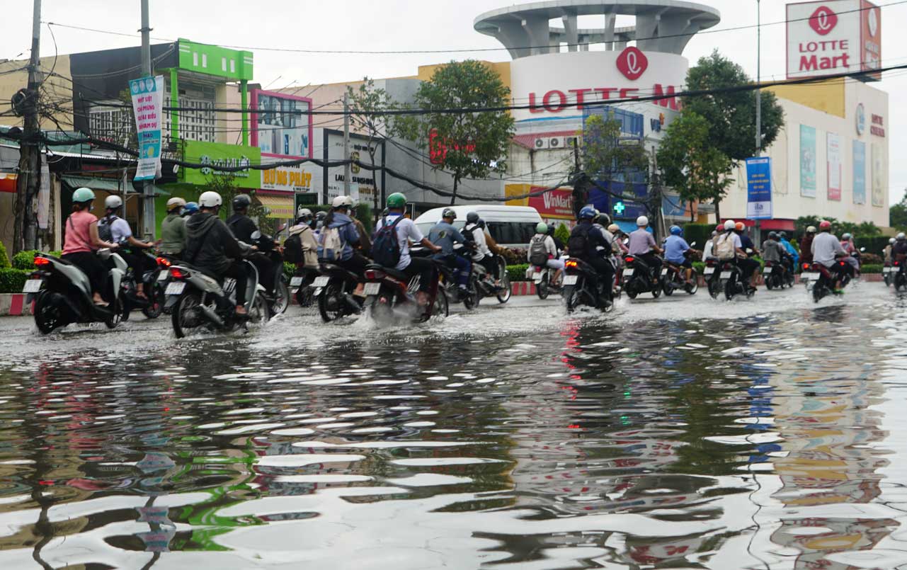 Theo ghi nhận của Lao động, ngày 3.10, trên tuyến đường Mậu Thân, nước cũng dâng cao khoảng 20-30cm, có những chỗ nước ngập nửa bánh xe máy gây khó khăn cho việc đi lại của người dân.