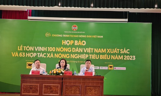 Ban Tổ chức thông tin về chương trình "Tự hào nông dân Việt Nam". Ảnh: Vũ Long