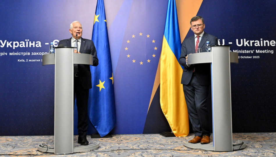 Cao ủy EU về chính sách an ninh và đối ngoại Josep Borrell (trái) và Ngoại trưởng Ukraina Dmitry Kuleba tại cuộc họp báo ở Kiev, ngày 2.10.2023. Ảnh: AFP