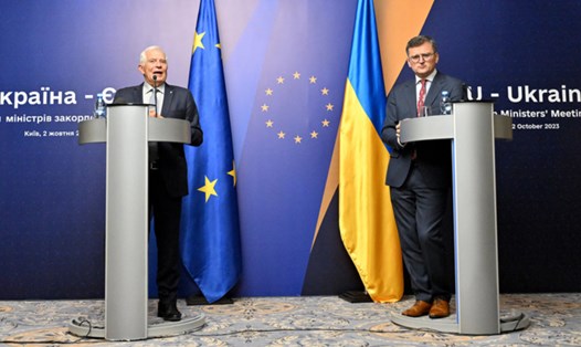 Cao ủy EU về chính sách an ninh và đối ngoại Josep Borrell (trái) và Ngoại trưởng Ukraina Dmitry Kuleba tại cuộc họp báo ở Kiev, ngày 2.10.2023. Ảnh: AFP