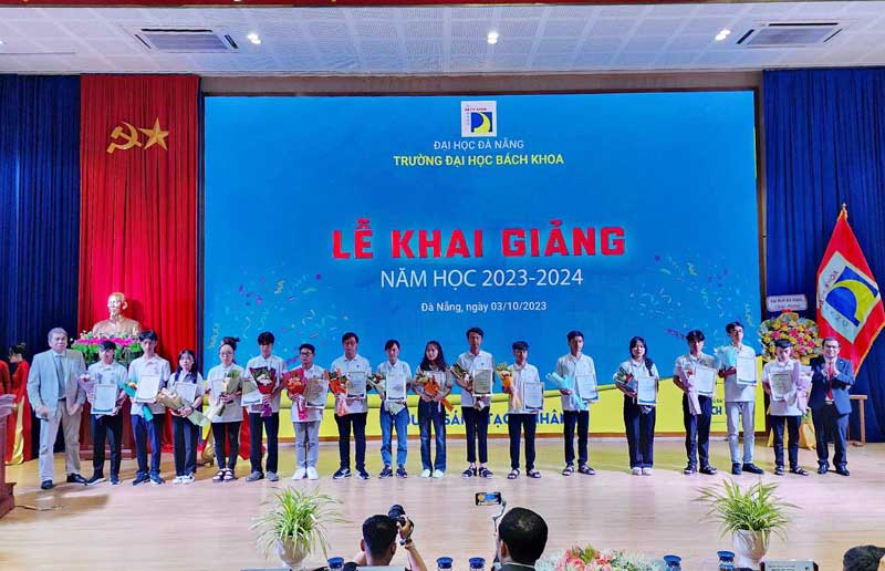 Hàng năm, Đại học Bách khoa dành tặng nhiều suất học bổng cho các sinh viên thủ khoa, xuất sắc. Ảnh: Thùy Trang