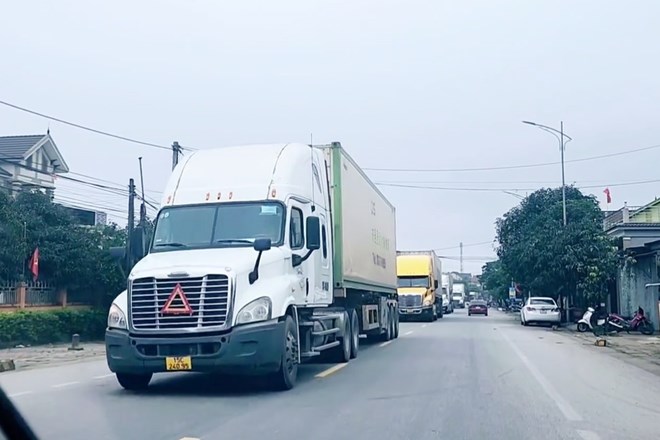 Từ khi hoàn thành nâng cấp từ giữa năm 2022 đến nay, tuyến đường ven biển Hà Tĩnh hàng ngày có rất nhiều xe trọng tải lớn lưu thông nhằm tránh trạm thu phí Cầu Bến Thủy. Ảnh: Hạnh Tuấn.