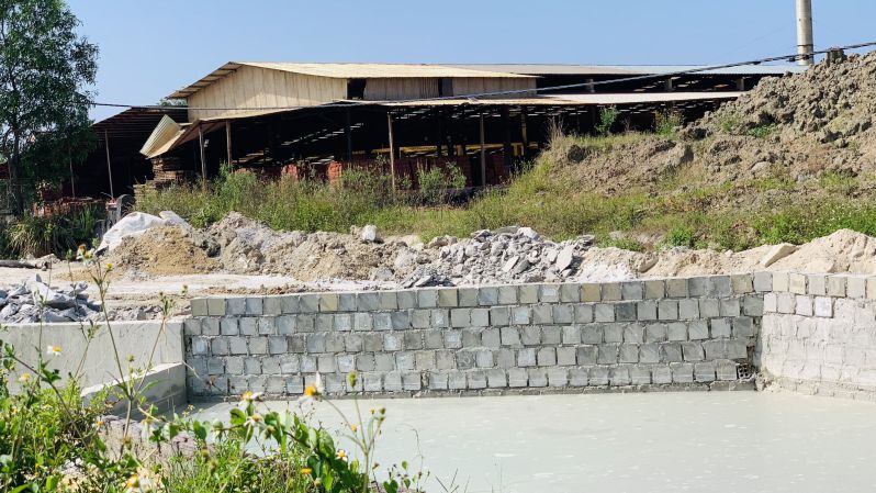Cụm 3 nhà máy gạch, bê-tông, than tại xã Tam Nghĩa, Núi Thành hoạt động ngay trong khu dân cư, nhưng không có hệ thống xử lí nước thải tập trung. Ảnh Hoàng Bin chụp tháng 6.2023.