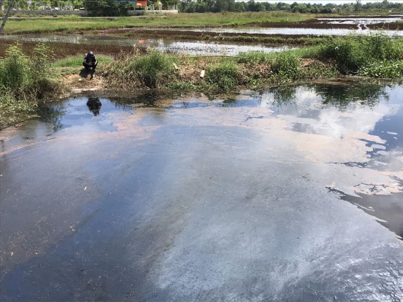 Trước khi có hệ thống xử lí nước thải, CCN An Lưu (Điện Bàn) từng bị người dân phản ánh xả nước thải ra môi trường (Ảnh chụp tháng 10.2020). Ảnh Thanh Chung. 