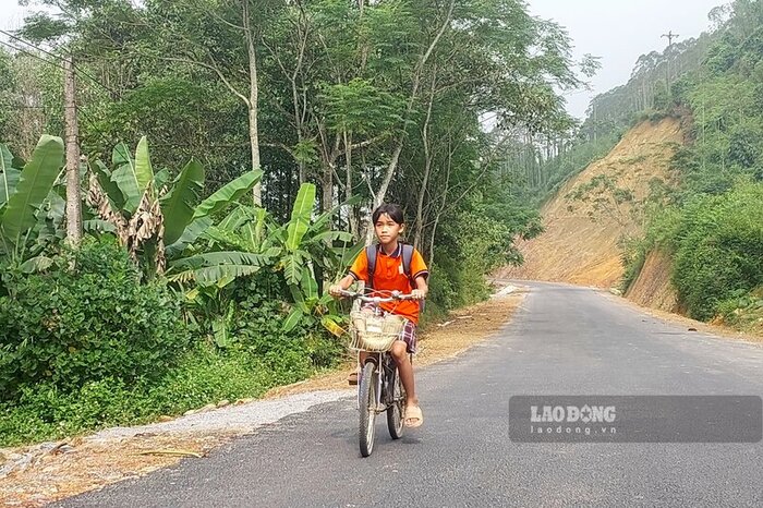 Cháu Liên với thân hình gầy gò, không quản nắng mưa, học xong buổi sáng lại đạp xe về ăn cơm với mẹ. Ảnh: Tô Công.