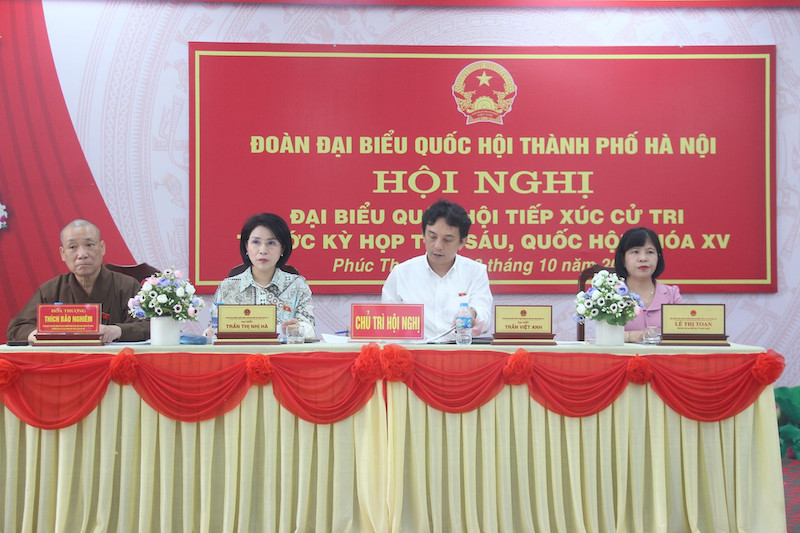 Đại biểu Quốc hội đơn vị bầu cử số 7 tại buổi tiếp xúc cử tri huyện Phúc Thọ. Ảnh: Tiến Thành