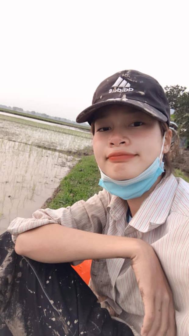 Ở nhà, Nguyễn Thị Hoa không ngại xắn tay giúp bố mẹ lo chuyện đồng áng. Ảnh: Facebook nhân vật