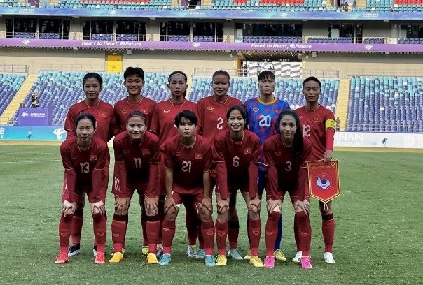 Nguyễn Thị Hoa (áo số 6) trong đội hình ra sân của tuyển nữ Việt Nam ở trận gặp Bangladesh tại ASIAD 19. Ảnh: VFF
