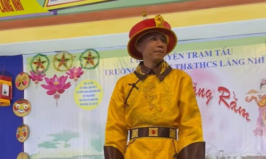 Nhà trường phải báo cáo vụ "giang hồ mạng" Phú Lê mặc trang phục vua. Ảnh chụp màn hình.