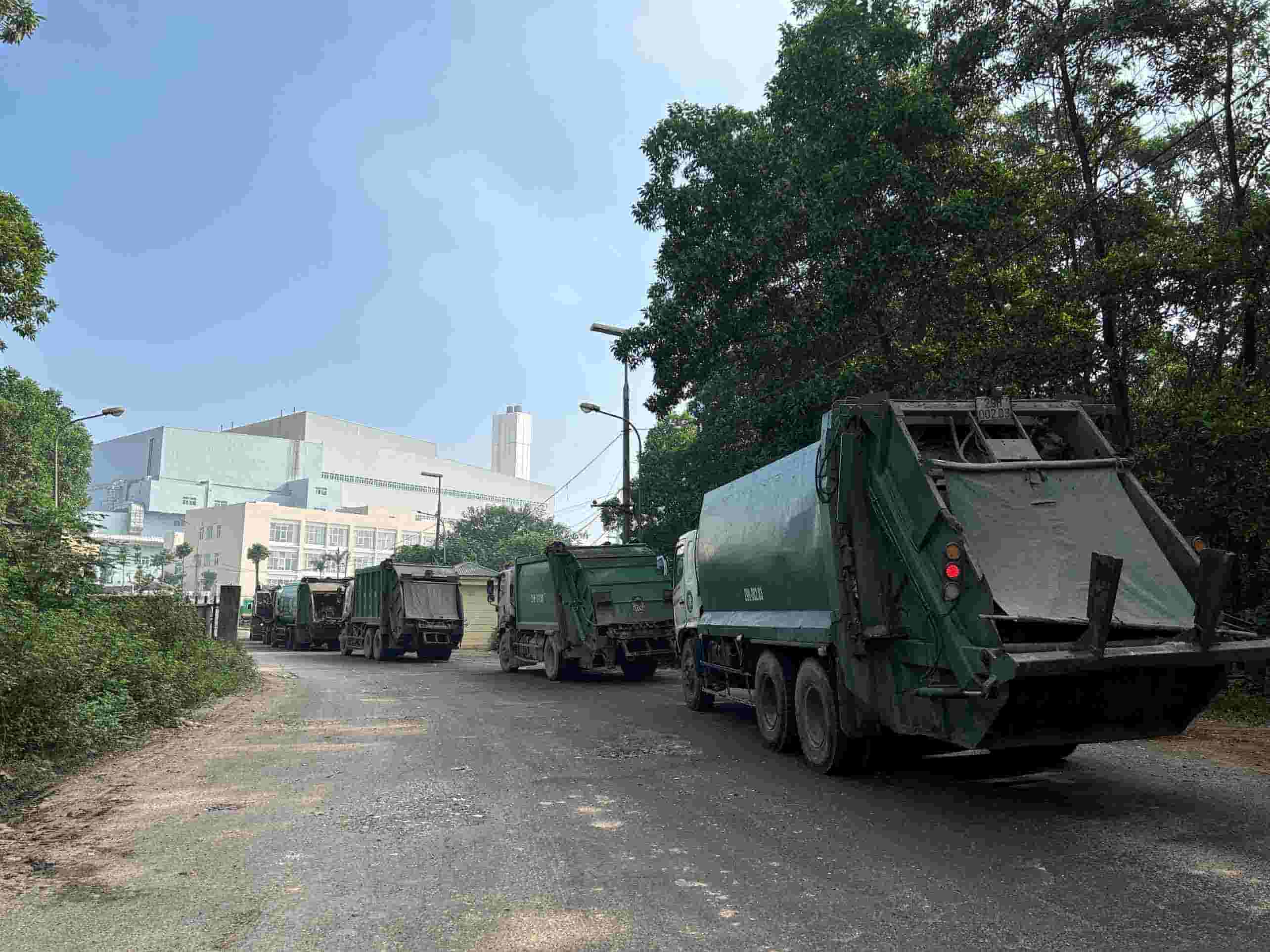 Theo ghi nhận, tại tuyến đường dẫn vào bãi rác Nam Sơn thường xuyên xảy ra ùn tắc do mật độ phương tiện xe chở rác dày đặc.