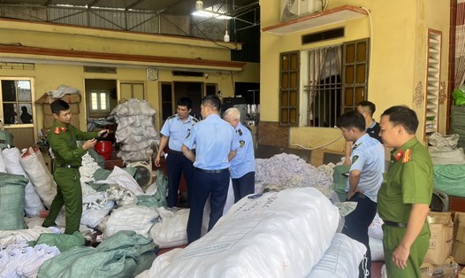 Đoàn kiểm tra đang kiểm đếm hàng hóa tại xã Chí Hòa (huyện Hưng Hà). Ảnh: Cục QLTT tỉnh Thái Bình
