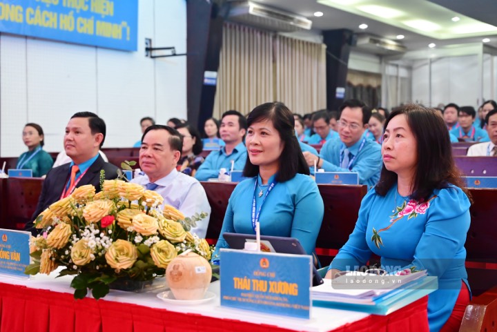 Phó Chủ tịch Tổng LĐLĐ Việt Nam Thái Thu Xương đến tham dự Đại hội XI Công đoàn tỉnh Bến Tre. Ảnh: Thành Nhân