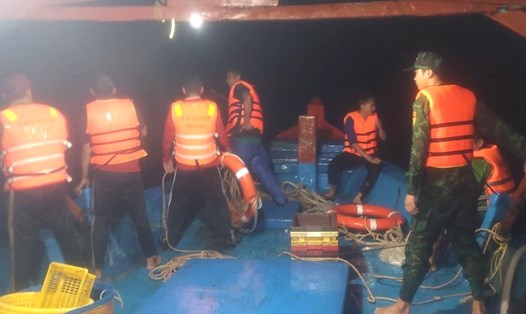 Lực lượng Biên phòng tỉnh Cà Mau cứu hộ thành công 15 ngư dân bị tai nạn trên biển. Ảnh: Biên phòng Cà Mau cung cấp