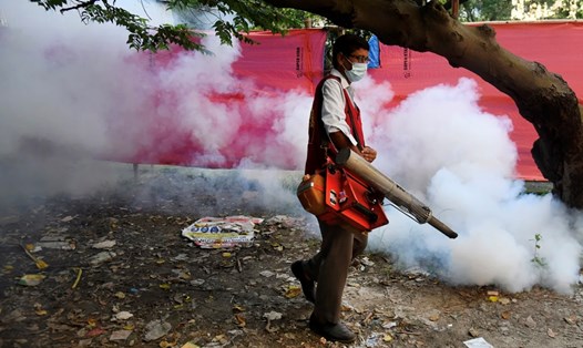 Công nhân phun thuốc chống muỗi bên ngoài bệnh viện ở Dhaka, Bangladesh. Ảnh chụp màn hình