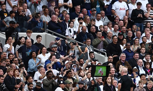 Trong tài Simon Hooper theo dõi một tình huống VAR trong trận đấu giữa Tottenham và Liverpool. Ảnh: AFP