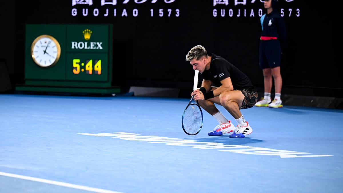 Thanasi Kokkinakis mệt mỏi sau trận đấu với Murray kéo dài gần 6 giờ đồng hồ và chỉ kết thúc vào lúc 4 giờ sáng tại Australian Open 2023. Ảnh: AO