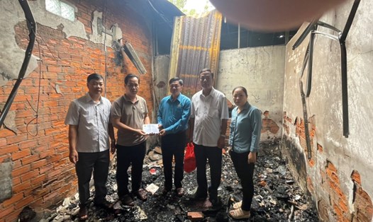 Hỗ trợ tiền cho đoàn viên có nhà bị cháy ở huyện Giồng Riềng (Kiên Giang). Ảnh: Duy Linh