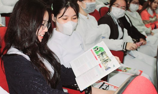 Học sinh THPT tại Vũng Tàu tìm hiểu thông tin từ các tài liệu hướng nghiệp, tuyển sinh tại chương trình. Ảnh: Khánh Chi