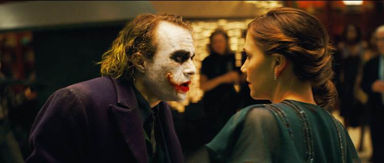Cảnh giới thiệu nhân vật Joker được Nolan quay bằng máy quay IMAX chuyên dụng. Ảnh: CGV.