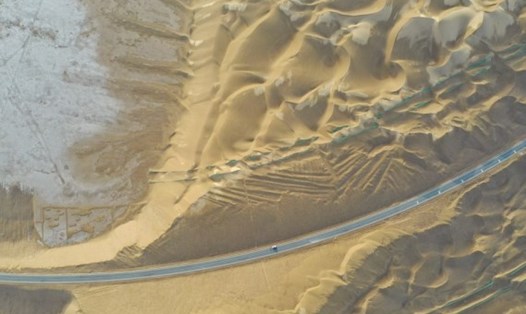 Một con đường xuyên qua sa mạc lớn nhất Trung Quốc Taklimakan. Ảnh: Xinhua
