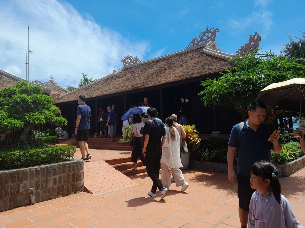 Du khách đến từ du thuyền 5 sao Resorts world one thăm quan điểm đến Hòn Chồng, Nha Trang- Khánh Hòa. Ảnh: Nguyễn Phát