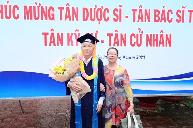 Người đàn ông 60 tuổi nhận bằng tốt nghiệp dược sĩ gây sốt cộng đồng mạng