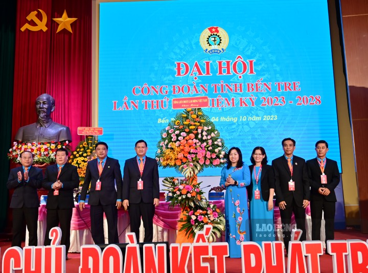 Phó Chủ tịch Tổng LĐLĐ Việt Nam Thái Thu Xương gửi lẵng hoa chúc mừng Đại hội XI Công đoàn tỉnh Bến Tre. Ảnh: Đạt Phan