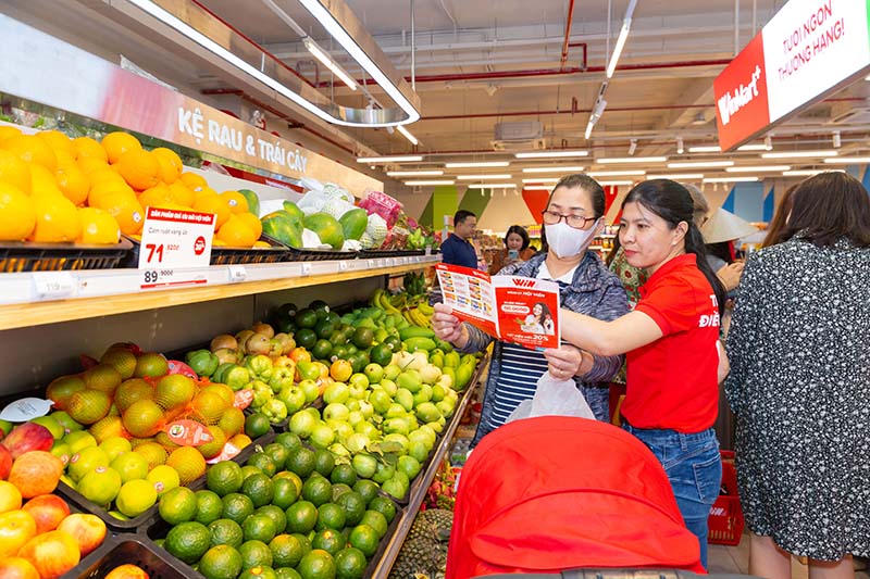 Người tiêu dùng mua sắm tại hệ thống siêu thị Win/Winmart. Ảnh: Masan Group