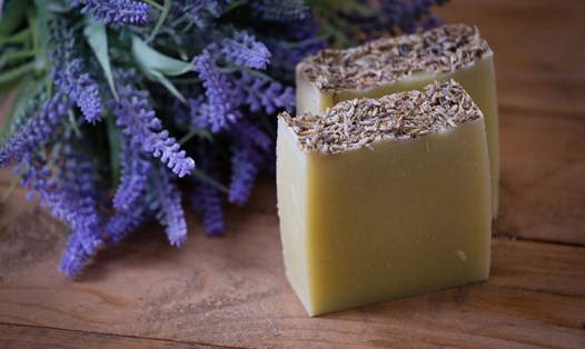 Xà bông Lavender handmade sẽ giúp dưỡng da, cấp ẩm an toàn và hiệu quả. Ảnh: Pixabay