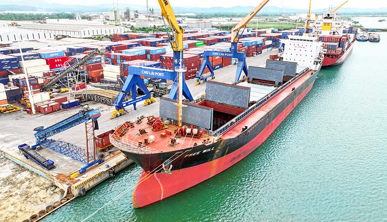 16.000 tấn quặng được vận chuyển trực tiếp từ tỉnh Sekong, Lào qua cửa khẩu Nam Giang về cảng Chu Lai để xuất khẩu sang Trung Quốc. Ảnh: THILOGI