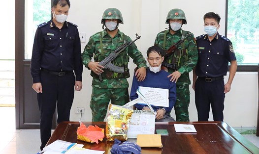 Đối tượng Hùng bị bắt giữ cùng tâng vật 1kg ma túy. Ảnh: Biên Phòng.