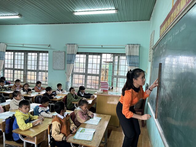 Việc sát nhập các lớp học khiến các em học sinh phải “nhồi nhét” trong phòng học chật hẹp chưa đầy 25m2. Ảnh: Phan Tuấn