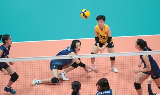 Tuyển bóng chuyền nữ Việt Nam gặp Triều Tiên tại vòng 2 ASIAD 19. Ảnh: VFV