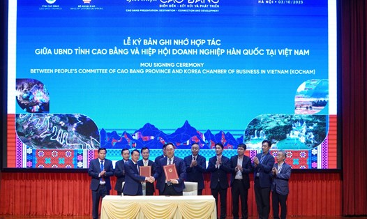 Lãnh đạo Ủy ban nhân dân tỉnh Cao Bằng ký Bản ghi nhớ hợp tác với Hiệp hội doanh nghiệp Hàn Quốc tại Việt Nam (KOCHAM). Ảnh: Thành Nam