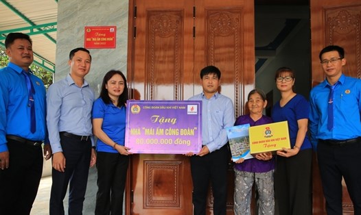 Công đoàn Dầu khí Việt Nam trao hỗ trợ Mái ấm Công đoàn cho đoàn viên, người lao động. Ảnh: CĐCS