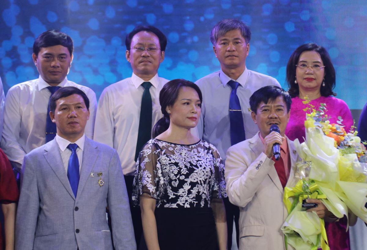 Lãnh đạo Tổng Công ty Khánh Việt cảm ơn và tin tưởng vào thế hệ thứ 4 của Khatoco sẽ phát triển mạnh mẽ hơn. Ảnh: Phương Linh