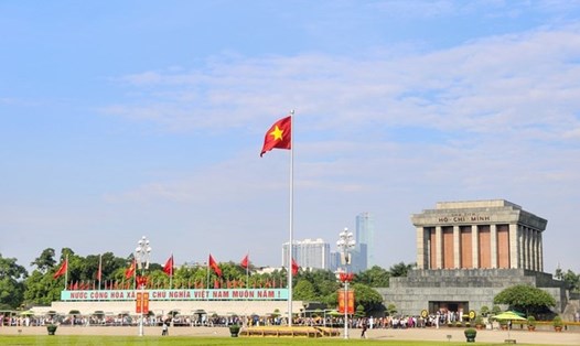 Người dân xếp hàng vào Lăng viếng Chủ tịch Hồ Chí Minh sáng 2.9.2023. Ảnh: Baochinhphu.vn
