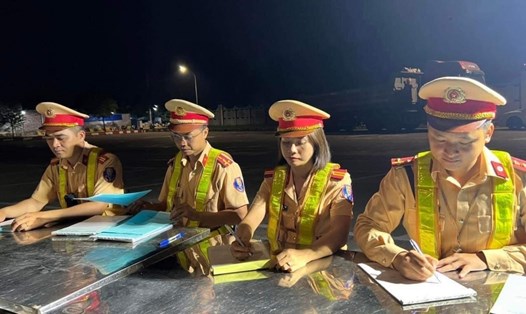 Lực lượng chức năng kiểm tra nồng độ cồn tại Bắc Giang. Ảnh: Cục CSGT