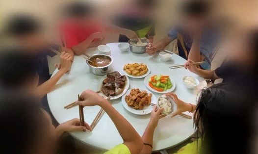 Hình ảnh bữa cơm được lan truyền trên mạng xã hội. Ảnh: Tiền Phong