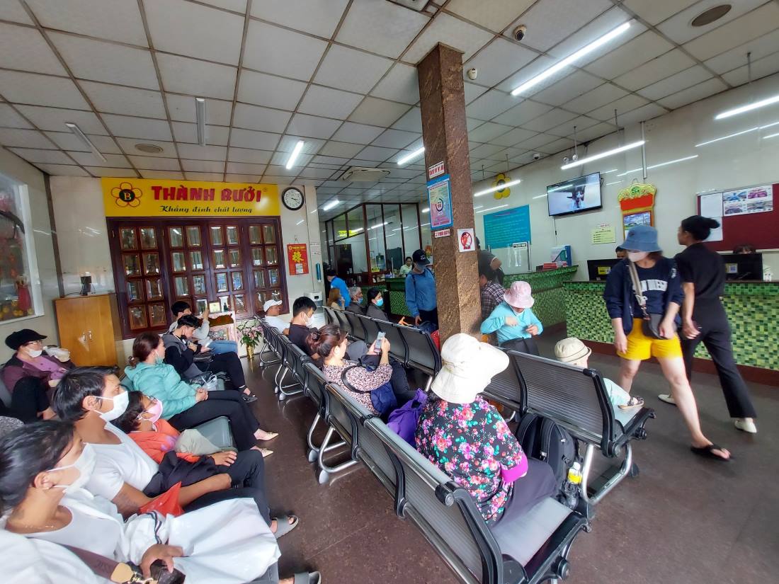 Chiều 3.10, hàng chục hành khách mua vé, chờ lên xe tại phòng vé Thành Bưởi trên đường Lê Hòng Phong.  Ảnh: Minh Quân