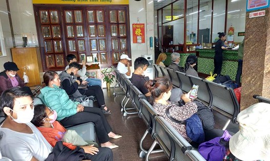 Hành khách mua vé và chờ lên xe tại phòng vé nhà xe Thành Bưởi trên đường Lê Hồng Phong (Quận 5).  Ảnh: Minh Quân