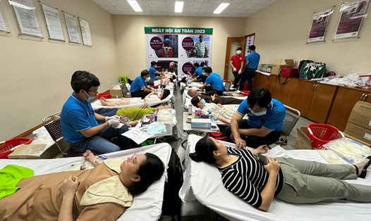 Hơn 200 công nhân tham gia hiến máu tình nguyện tại Đồng Nai ngày 3.10. Ảnh: Hà Anh Chiến